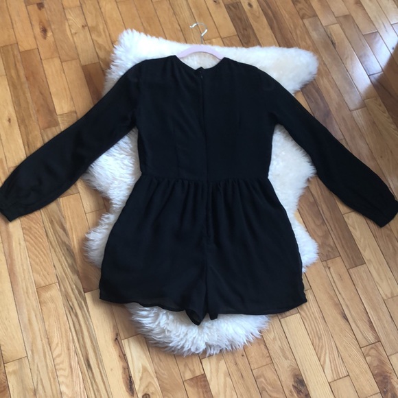 ABERCROMBIE & FITCH zip back sheer sleeve romper in black. Size 2. - Picture 10 of 15